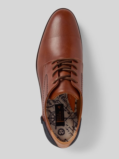 Produktfoto, Schnürschuhe aus echtem Leder von BULLBOXER in Braun mit feiner Lochstruktur, schmaler Passform und leicht profilierter Sohle