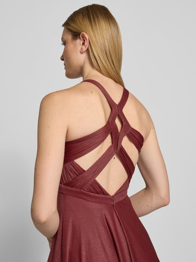 Frauenmodel trägt Schimmerndes Abendkleid mit Schlüsselloch-Ausschnitt von Jake*s Cocktail in Bordeaux mit Mesh, A-Linie, Maxikleid, Ganzkörperansicht Rückansicht. Rückenlänge bei Größe 36: 153 cm, Brustweite bei Größe 36: 30 cm.