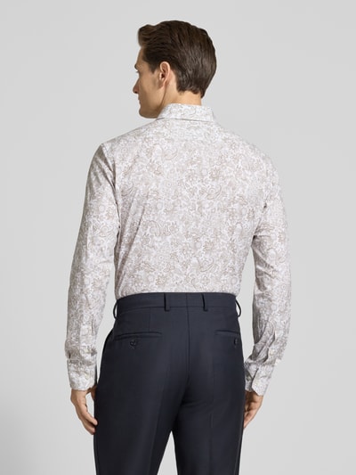 Männermodel trägt Regular Fit Businesshemd aus Baumwoll-Mix Modell H-JOE-K von BOSS mit Paisley-Allover-Muster, Ganzkörperansicht Rückansicht.