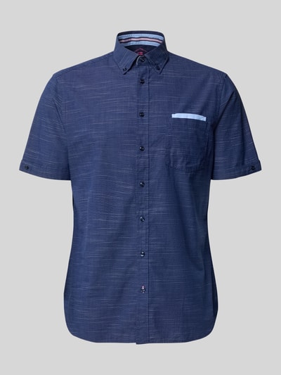 Produktfoto, Regular Fit Freizeithemd mit Button-Down-Kragen van Christian Berg Men in donkerblauw katoen met borstzak, regular fit, korte mouw, contrasterend borstzakdetail, productinformatie volgens opgegeven maten