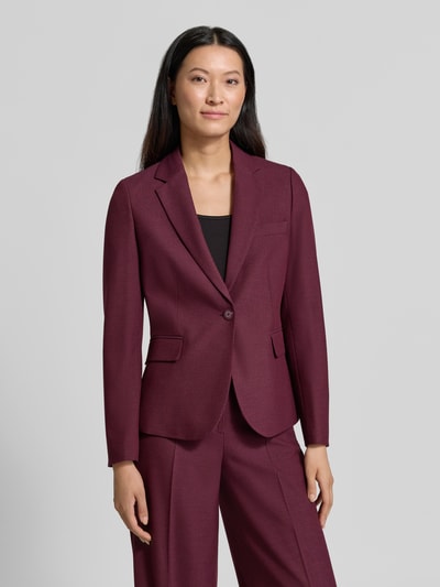 Frauenmodel trägt Regular Fit Blazer aus Viskose-Mix von Christian Berg Woman Selection in Bordeaux, glatte Struktur, Ganzkörperansicht von vorne. Elastischer Material-Mix mit Viskose-Anteil, Reverskragen, Knopfverschluss, Pattentaschen, Rückenlänge 61 cm, Brustweite 39 cm, Ärmellänge 60 cm.