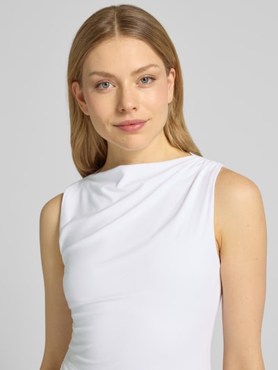 Modelka nosi Cocktailkleid in asymmetrischem Design Modell 'Felicity' od Forever New, biały kolor, mieszanka wiskozy i elastanu, kobiecy krój, ujęcie z przodu, zbliżenie na górną część ciała, szerokość w rozmiarze 36: 39 cm.