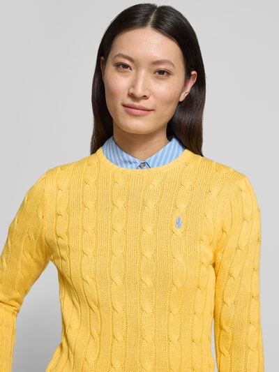 Frauenmodel trägt Regular Fit Strickpullover aus reiner Baumwolle Modell 'JULIANNA-LONG' von Polo Ralph Lauren, Optik: Unifarben, Zopfmuster, Rundhals, Langarm, Gerippt, Materialverarbeitung: Strick, Ganzkörperansicht von vorne.