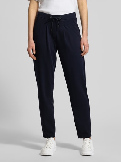 Frauenmodel trägt Jogpants mit elastischem Bund und Tunnelzug von monari, Material-Mix mit Viskose-Anteil, Regular-Fit, Eingrifftaschen, dunkelblau, Nahaufnahme Oberkörper