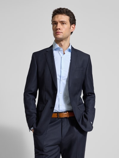 Männermodel trägt Slim Fit Freizeithemd aus reiner Baumwolle von BOSS in Uni-Optik mit Haifischkragen, Nahaufnahme Oberkörper.