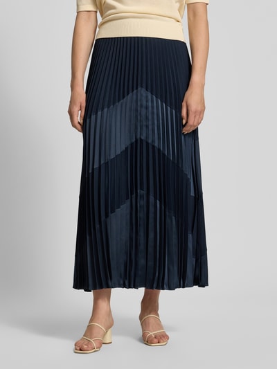 Vrouwenmodel draagt Ausgestellter Maxi-Rock met Plissees Modell 'VENNYTA' van BOSS, look: effen, uitlopend, maxilengte, plissévouwen, ritssluiting, recht, fijngebreid, satijn, detailopname onderlichaam.