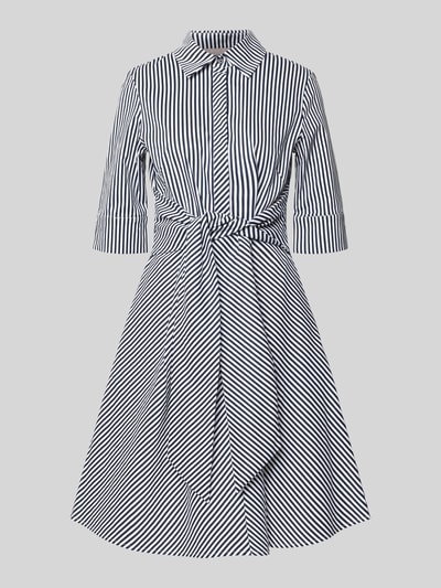 Produktfoto, Knielanges Hemdblusenkleid mit Bindegürtel von Christian Berg Woman Selection, Mieszanka bawełny i elastanu, linia A, długość do kolan, kołnierzyk koszulowy, ukryta listwa guzikowa, wiązany pasek, długość tyłu w rozmiarze 36: 98 cm, szerokość w rozmiarze 36: 50 cm, długość rękawów w rozmiarze 36: 37 cm, białe i granatowe pionowe oraz skośne paski, gładka struktura