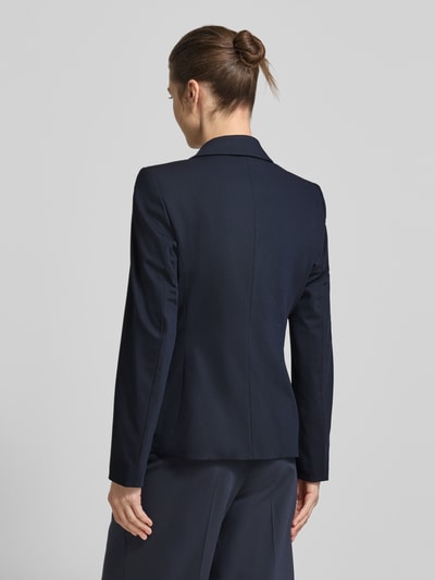 Frauenmodel trägt Slim Fit Blazer mit Viskose-Anteil von Christian Berg Woman Selection in Dunkelblau, Elastischer-Material-Mix, Reverskragen, Zierknöpfe, Pattentaschen, Rückenlänge 62 cm, Brustweite 42 cm, Ärmellänge 62 cm, Ganzkörperansicht Rückansicht.