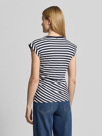 Frauenmodel trägt Slim Fit T-Shirt aus reiner Baumwolle Modell 'EVKA' von BOSS, Optik: unifarben, Muster: gestreift, Ganzkörperansicht Rückansicht.