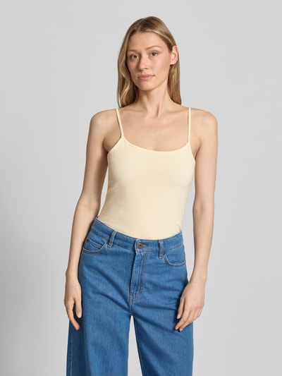 Frauenmodel trägt Regular Fit Trägertop aus Baumwoll-Mix von s.Oliver RED LABEL, Optik: Unifarben, Karree-Ausschnitt, verstellbare Spaghettiträger, Ganzkörperansicht von vorne.