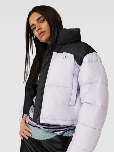 Calvin Klein Jeans Cropped Steppjacke mit Label-Detail Lavender 3