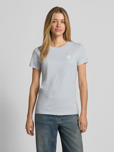 Vrouwenmodel draagt regular fit dames t-shirt van puur katoen, look: effen, labelprint, ronde hals, korte mouw, Model 'C_ESOGO_3' van BOSS Orange, vooraanzicht bovenlichaam