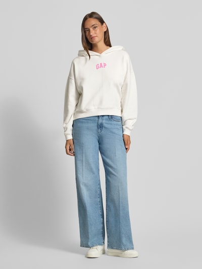 Vrouwenmodel draagt Hoodie met Logo-Print en geribde boorden van GAP, katoenmix, loose fit, capuchon, witte kleur, volledige lichaamsvooraanzicht.
