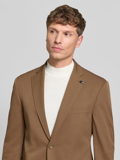 Męski model nosi Slim Fit 2-in-1-Sakko mit Pattentaschen von bugatti, Mieszanka materiałów z dodatkiem streczu, Kołnierz z połami, zapięcie na guzik, kieszenie z patką, długość tyłu w rozmiarze 50: 74 cm, szerokość ramion w rozmiarze 50: 46 cm, długość rękawów w rozmiarze 50: 66 cm, efekt 2 w 1, kolor brązowy, gładka faktura, Nahaufnahme górnej części ciała.