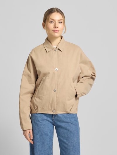 Frauenmodel trägt Blouson aus reiner Baumwolle von WHITE LABEL in Beige, lockere Passform, Umlegekragen, Eingrifftaschen, Ganzkörperansicht von vorne.