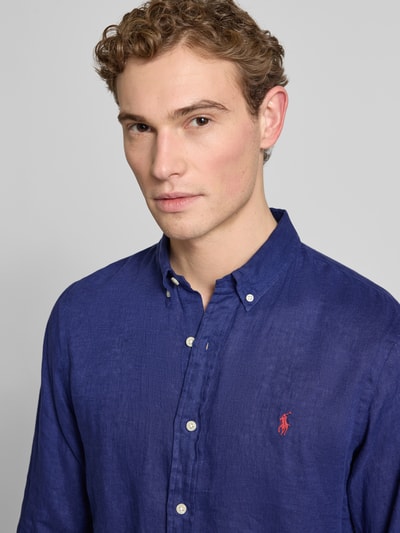 Männermodel trägt Slim Fit Freizeithemd aus reinem Leinen von Polo Ralph Lauren, Optik: Unifarben, Logo-Stitching, Nahaufnahme Oberkörper.