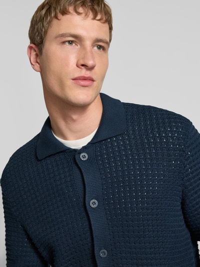 Männermodel trägt Regular Fit Strickjacke aus reiner Baumwolle von Marc O'Polo Denim in Optik: Unifarben, Struktur-Muster, Nahaufnahme Oberkörper.