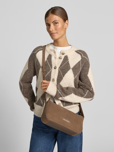 Vrouwenmodel draagt Shoulder Bag met Logo-Detail Model 'Yael' van BOGNER in bruin, logodetail, Hoofdvak met ritssluiting, brede schouderband, Breedte: 28 cm, Lengte: 17 cm, Diepte: 8 cm, bandlengte: 118 cm, driekwartaanzicht voorkant.