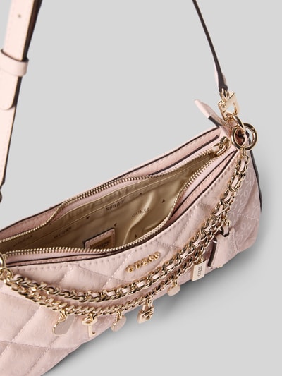 Produktfoto, Shoulder Bag mit Logo-Detail Modell 'Libby' von GUESS, główna przegroda z zamkiem błyskawicznym, odpinany pasek na ramię, detal z logo, materiał skóropodobny, ozdobny detal, szerokość w rozmiarze 1: 30 cm, długość w rozmiarze 1: 16 cm, głębokość w rozmiarze 1: 5 cm, długość paska na ramię w rozmiarze 1: 55 cm, jasnoróżowe tonacje, złote akcenty, pikowana faktura