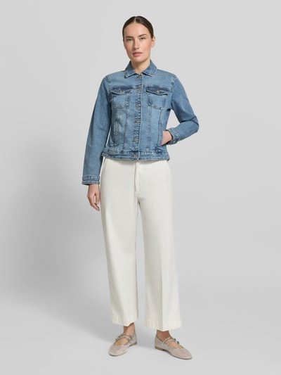 Frauenmodel trägt Slim Fit Jeansjacke aus Baumwoll-Mix von Tom Tailor in Denim-Optik, mit Umlegekragen, Knopfleiste, Langarm, Label-Prägung, seitliche Eingrifftaschen und Brusttaschen, Materialverarbeitung aus Twill, Ganzkörperansicht von vorne.