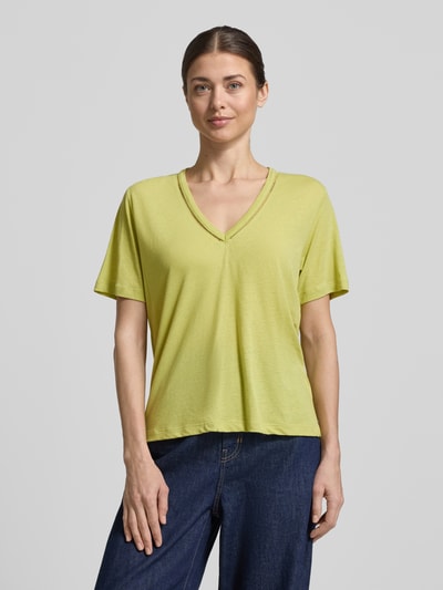 Frauenmodel trägt Regular Fit T-Shirt aus Leinen-Mix mit V-Ausschnitt von Scotch & Soda, Damen T-Shirt mit Lochmuster, gelb, Ganzkörperansicht von vorne. Rückenlänge bei Größe S: 62 cm.