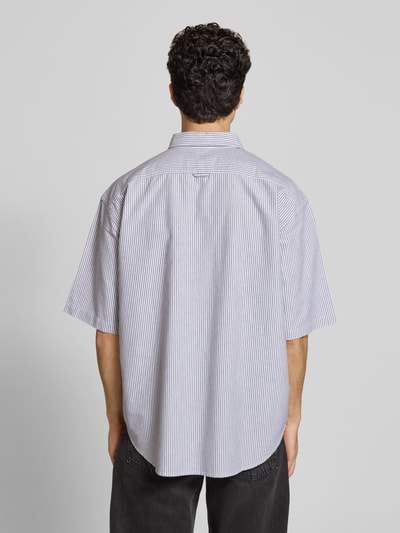 Männermodel trägt Loose Fit Freizeithemd aus reiner Baumwolle Modell 'PACIFICA' von Levi's®, gestreift, Allover-Muster, Ganzkörperansicht Rückansicht.