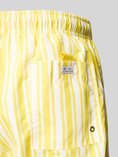 Produktfoto, Badehose im Allover-Look mit elastischem Bund von MCNEAL für Herren, Regular-Fit, gelb-weiß gemustert, Tunnelzug, Detailaufnahme