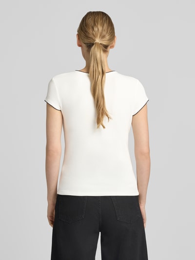 Frauenmodel trägt Slim Fit T-Shirt mit Viskose-Anteil von Comma in Weiß, elastischer Material-Mix, Rundhalsausschnitt, Schmetterlingssaum, kurzärmelig, Rückenlänge bei Größe 36: 52 cm, Ganzkörperansicht Rückansicht.