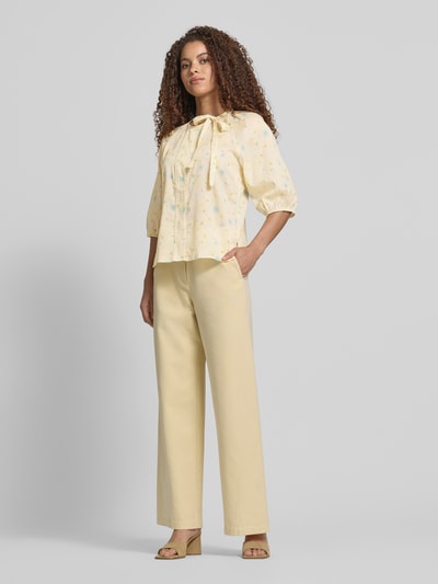 Frauenmodel trägt Bluse mit Rundhalsausschnitt und Binde-Detail von JAKE*S STUDIO WOMAN aus reiner Baumwolle, 3/4-Arm, gerader Schnitt, dezent gemustert, Ganzkörperansicht von vorne.