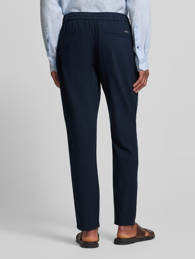 Männermodel trägt Jogpants aus Baumwoll-Leinen-Mix mit elastischem Bund von Scotch & Soda, Herren, dunkelblau, Regular-Fit, Ganzkörperansicht Rückansicht.