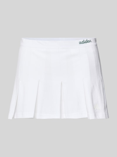 Produktfoto, biały Regular Fit Sportrock mit Logo-Stitching Modell 'Ski' von adidas Sportswear, bawełna, plisowana tekstura, zintegrowane szorty.