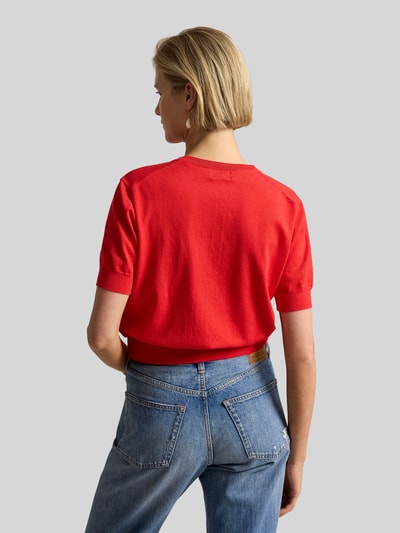 Frauenmodel trägt Slim Fit Strickjacke aus Baumwoll-Mix von Polo Ralph Lauren, unifarben rot, Stricktextur, Ganzkörperansicht Rückansicht.