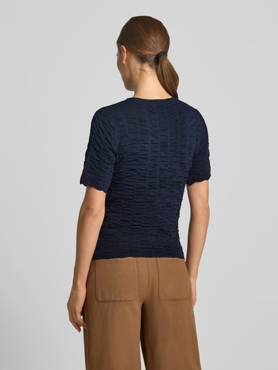 Frauenmodel trägt dunkelblaues Slim Fit T-Shirt aus Viskose-Mix Modell 'NATACHA' von Cph Muse mit Strukturmuster, Rückansicht, Damen T-Shirt, Rückenlänge 47 cm, Ärmellänge 24 cm.