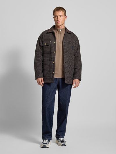 Männermodel trägt Regular Fit Troyer aus reiner Baumwolle von Marc O'Polo Denim in Optik: Unifarben, Passform: Regular-Fit, Sweat, Ganzkörperansicht von vorne.