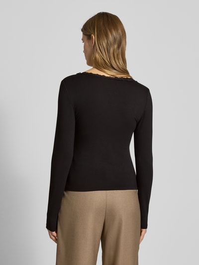 Kobiece model prezentuje Slim Fit Langarmshirt aus Viskose-Mix Modell 'SINI' od Only, czarny, gładki, koronka, krój slim fit, widok całopostaciowy z tyłu.