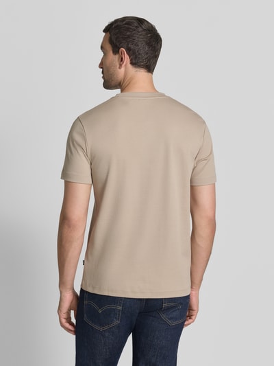 Męski model nosi T-Shirt mit Rundhalsausschnitt und Logo-Stitching von JOOP! COLLECTION z bawełny, krój regular fit, długość tyłu w rozmiarze M: 68 cm, widok całej sylwetki z tyłu.