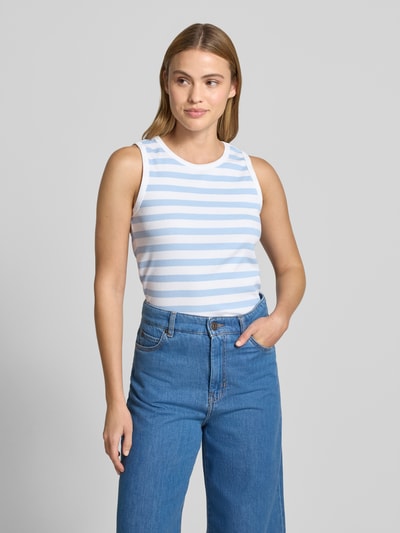 Frauenmodel trägt Slim Fit Top mit Rundhalsausschnitt Modell 'Effy' von FREE/QUENT im elastischen Baumwoll-Mix, weiß-blau gestreift, Ganzkörperansicht von vorne.