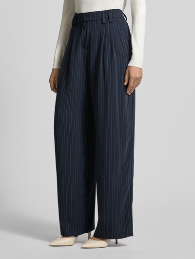 Vrouwenmodel draagt stoffen broek van Raffaello Rossi, materiaalmix met viscose, los model, steekzakken, model 'MAYLA', geheel vooraanzicht.