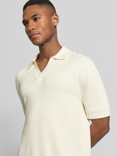 Męski model nosi Strickshirt mit Polokragen und V-Ausschnitt von JAKE*S STUDIO MEN, mieszanka bawełny, krój regular fit, jasny kremowy, zbliżenie na górną część ciała