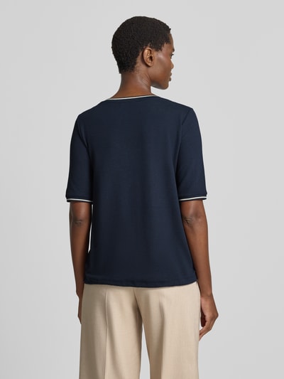 Frauenmodel trägt blaues Loose Fit T-Shirt aus Viskose-Mix Modell 'LT JUNI' von Betty Barclay, beige Hose, Ganzkörperansicht Rückansicht. Damen T-Shirt von Betty Barclay.