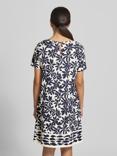 Frauenmodel trägt Relaxed Fit Kleid mit floralem Allover-Print von ROBE LÉGÈRE aus Baumwoll-Mix, kurzärmelig, Rückenansicht, Rückenlänge ca. 91 cm, Brustweite ca. 47 cm, Ärmellänge ca. 23 cm, cremefarben mit dunkelblauem floralen Muster, glatte Struktur. Ganzkörperansicht Rückansicht.