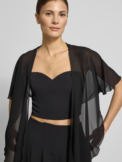 Frauenmodel trägt Regular Fit Jacke im semitransparenten Design von Christian Berg Cocktail, Kurzärmelig, Rückenlänge 41 cm, Nahaufnahme Oberkörper.