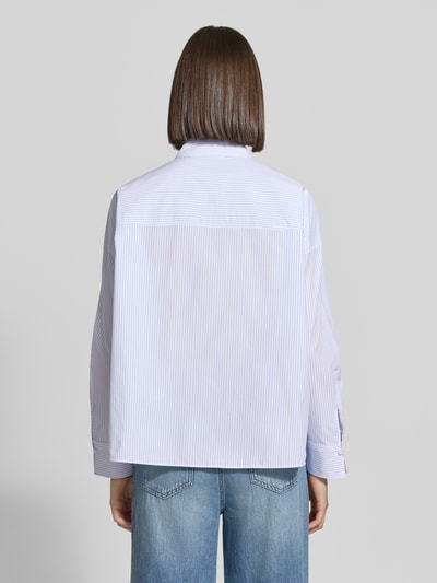 Vrouwenmodel draagt lichtblauwe regular fit blouse met lange mouwen van katoen model 'Expand' van HUGO voor dames, volledige rugaanzicht