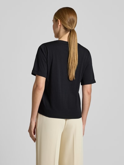 Frauenmodel trägt T-Shirt mit Strasssteinbesatz und V-Ausschnitt von LIU JO SPORT in Schwarz, glatte Baumwolle, Ganzkörperansicht Rückansicht.