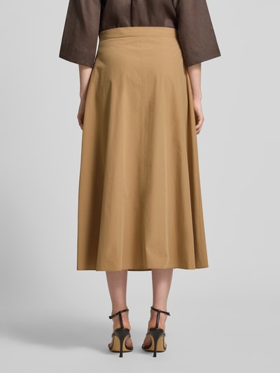 Frauenmodel trägt Ausgestellter Maxi-Rock aus reiner Baumwolle Modell 'ZATTERA' von Weekend Max Mara, Optik: Unifarben, Popeline, Maxi-Länge, Verschluss: Nahtreißverschluss, Materialverarbeitung: Reine Baumwolle, Ganzkörperansicht Rückansicht.