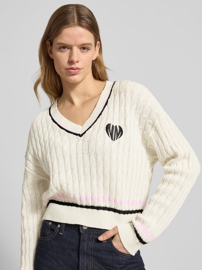 Frauenmodel trägt Strickpullover mit Zopfmuster und V-Ausschnitt Modell 'MAKI' von Noisy May, Baumwoll-Mix, Regular-Fit, Nahaufnahme Oberkörper.