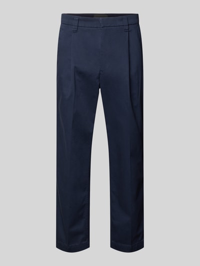 Produktfoto, Regular Fit Chino aus Baumwoll-Mix Modell 'TAAMIR PLEATED' von Armedangels in Dunkelblau, unifarben, zeigt Gürtelschlaufen und seitliche Eingrifftaschen.