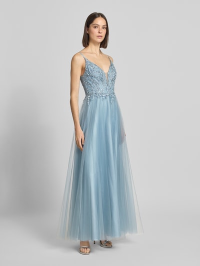 Modelka kobieta ma na sobie Abendkleid aus Tüll mit Stitchings od Laona, niebieski tiul, A-linia, głęboki dekolt V, długość tyłu w rozmiarze 36: 152 cm, szerokość w rozmiarze 36: 34 cm, maxi, tekstura lekka, widok całopostaciowy z przodu.