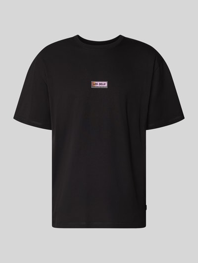 Produktfoto, czarne T-Shirt mit Logo-Print Modell 'Chase' von Les Deux, bawełna, prosty krój, okrągły dekolt, detal z logo, długość pleców w rozmiarze M: 72 cm