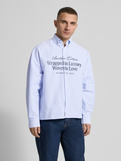 ANOTHER COTTON LAB Koszula casualowa o kroju regular fit z nadrukiem z napisem Jasnoniebieski 4